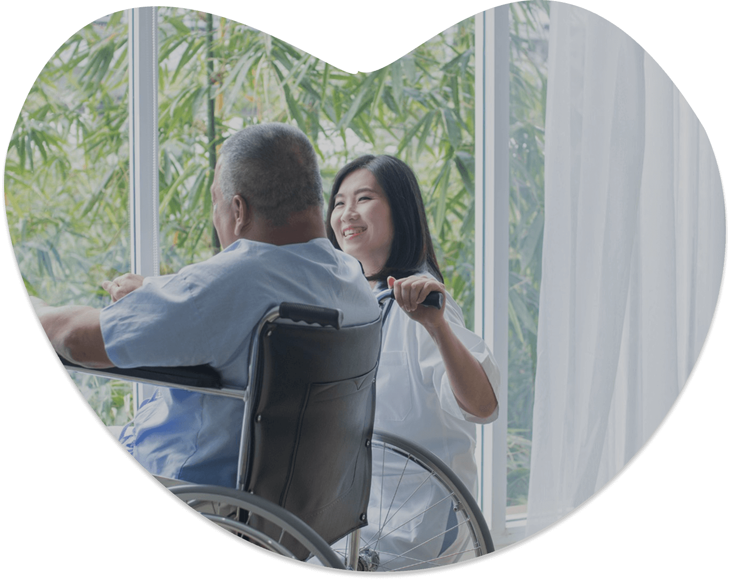 笑顔の女性スタッフと利用者の写真