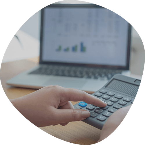 電卓で計算する写真