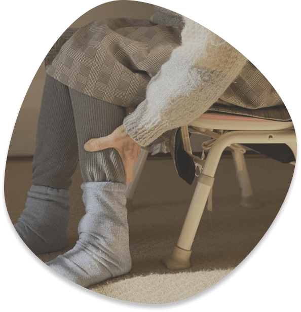 ふくらはぎを揉んでいる写真