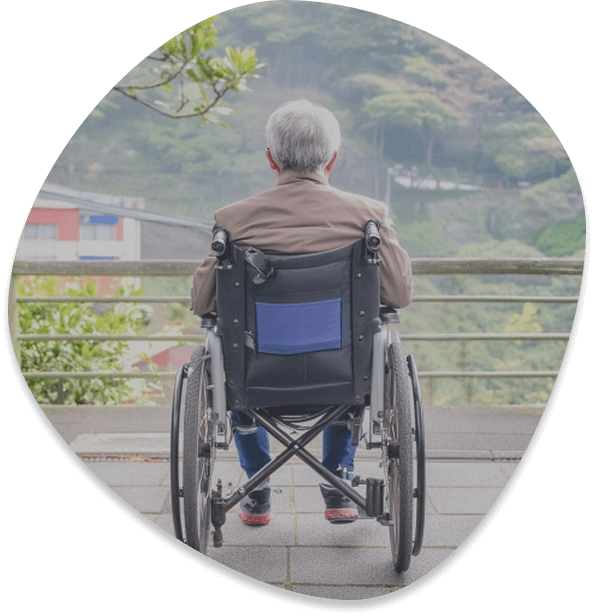 車いすに乗る一人の男性